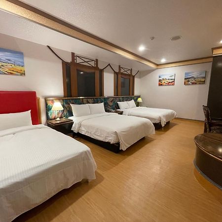 Wenpin Hotel - Pier 2 Каосюн Екстериор снимка