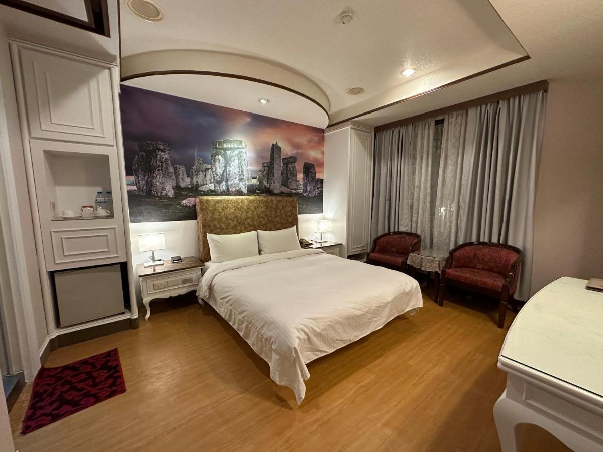 Wenpin Hotel - Pier 2 Каосюн Екстериор снимка