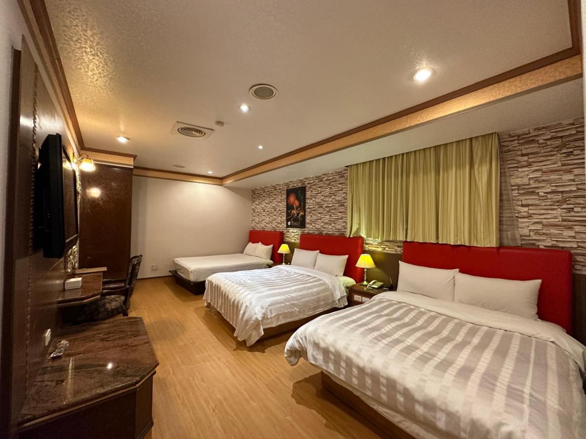 Wenpin Hotel - Pier 2 Каосюн Екстериор снимка