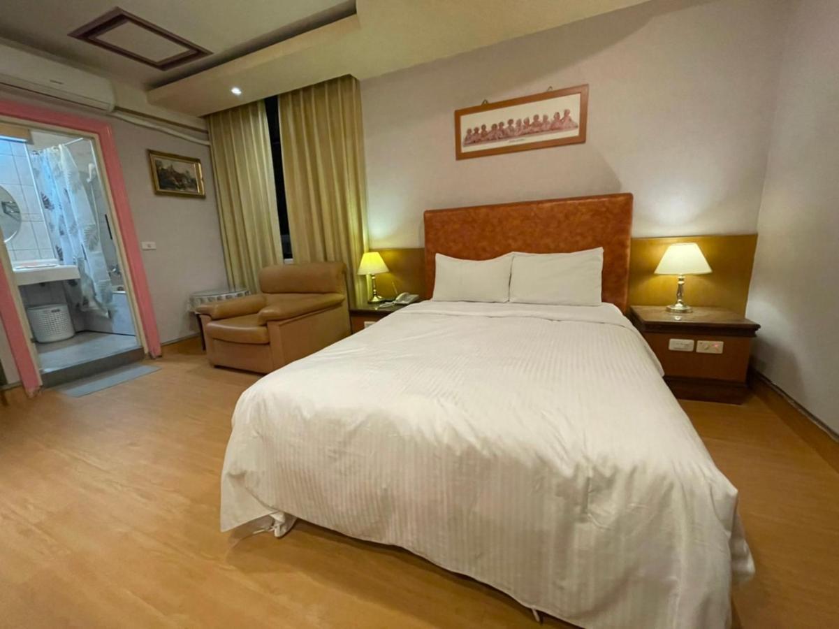 Wenpin Hotel - Pier 2 Каосюн Екстериор снимка