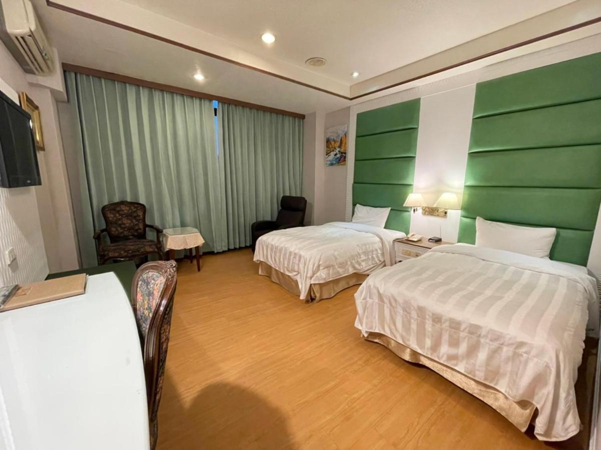 Wenpin Hotel - Pier 2 Каосюн Екстериор снимка