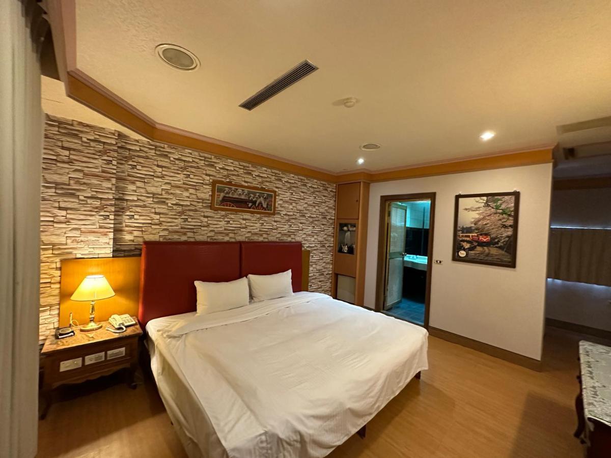 Wenpin Hotel - Pier 2 Каосюн Екстериор снимка