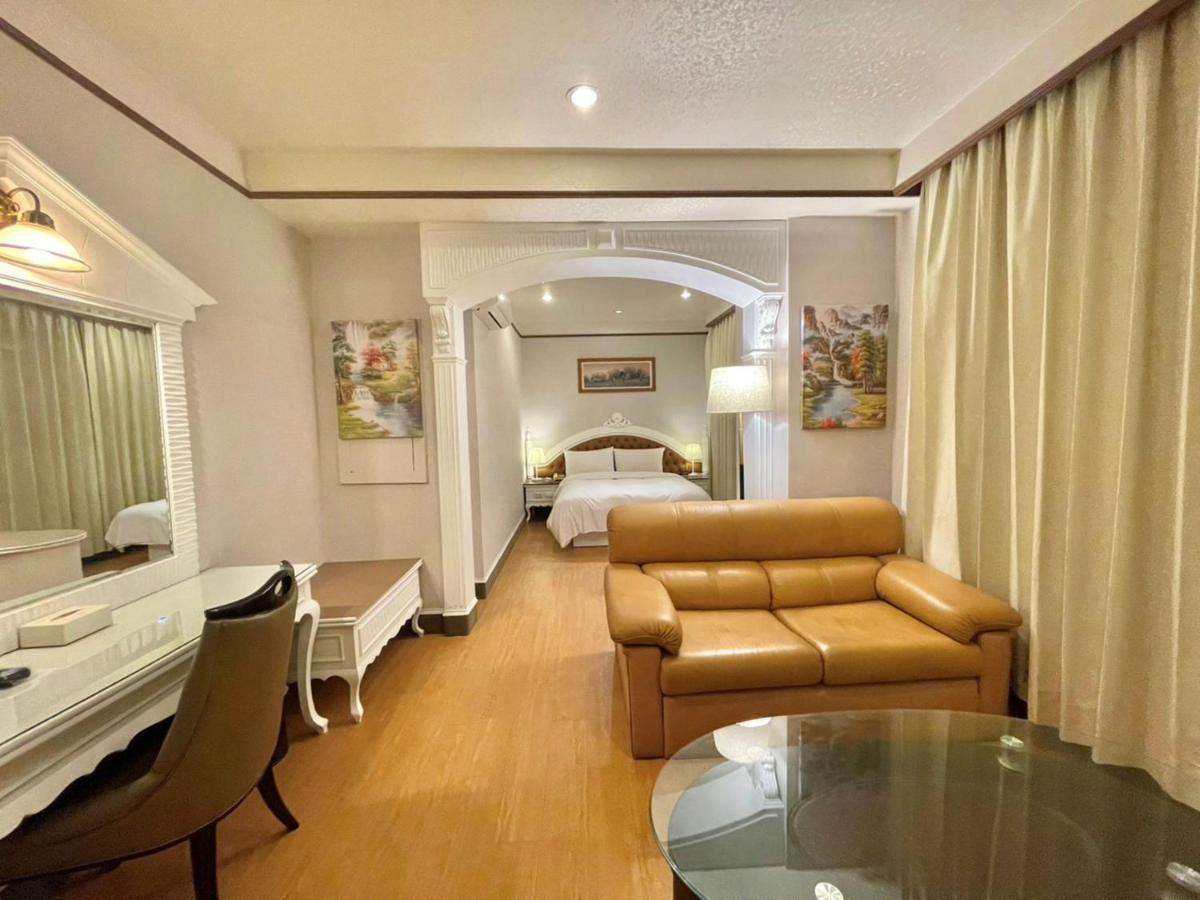 Wenpin Hotel - Pier 2 Каосюн Екстериор снимка