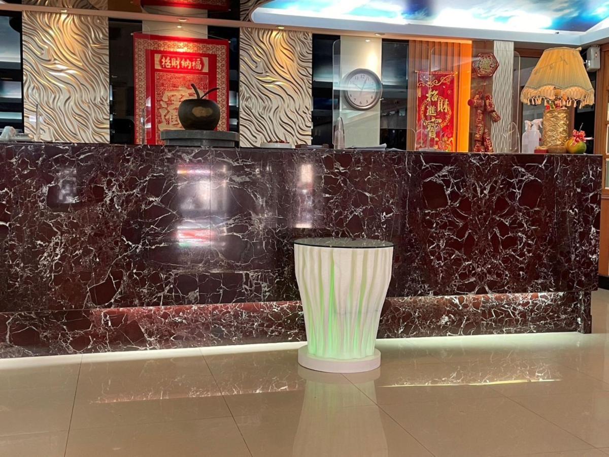 Wenpin Hotel - Pier 2 Каосюн Екстериор снимка