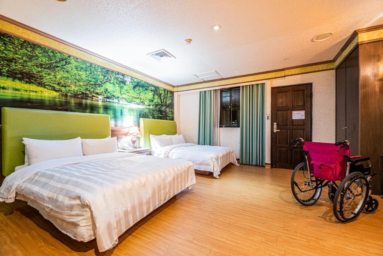 Wenpin Hotel - Pier 2 Каосюн Екстериор снимка