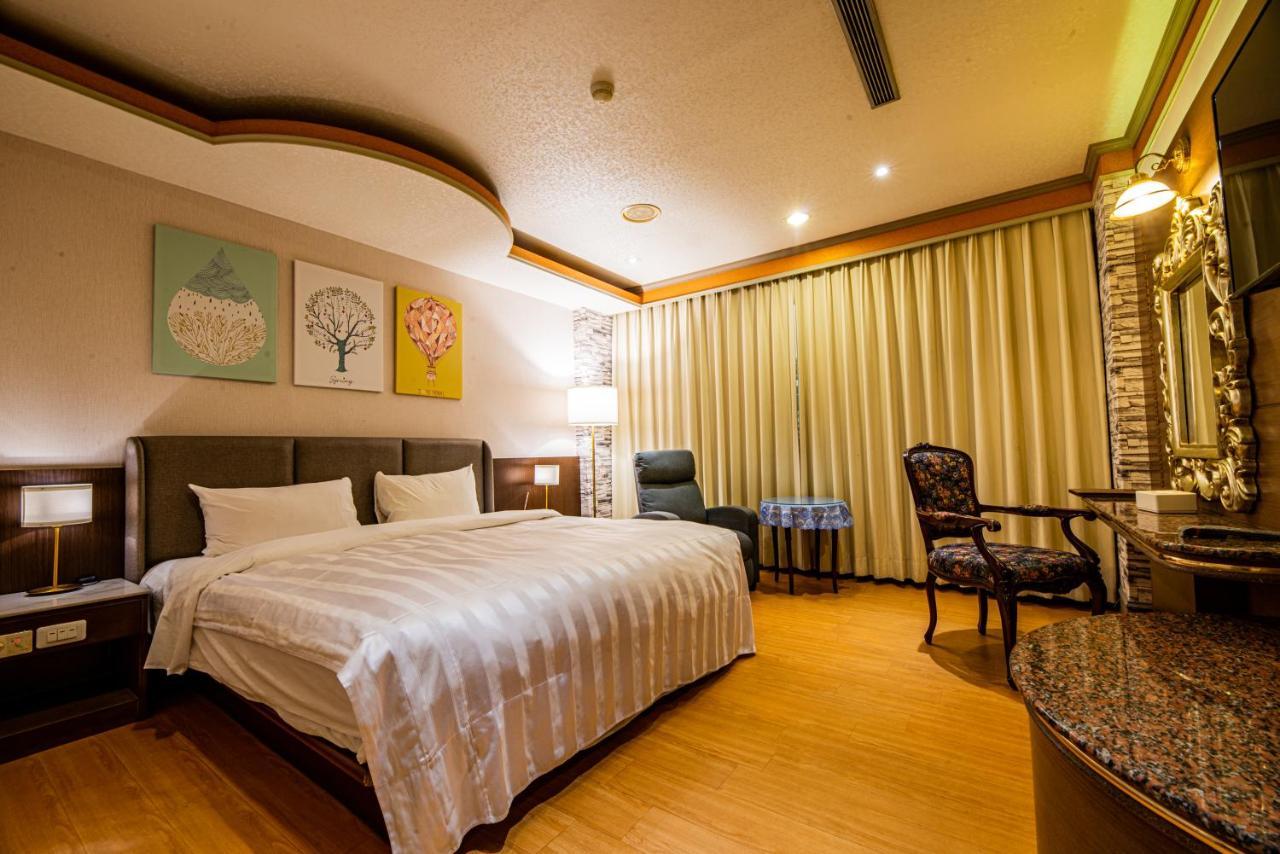 Wenpin Hotel - Pier 2 Каосюн Екстериор снимка
