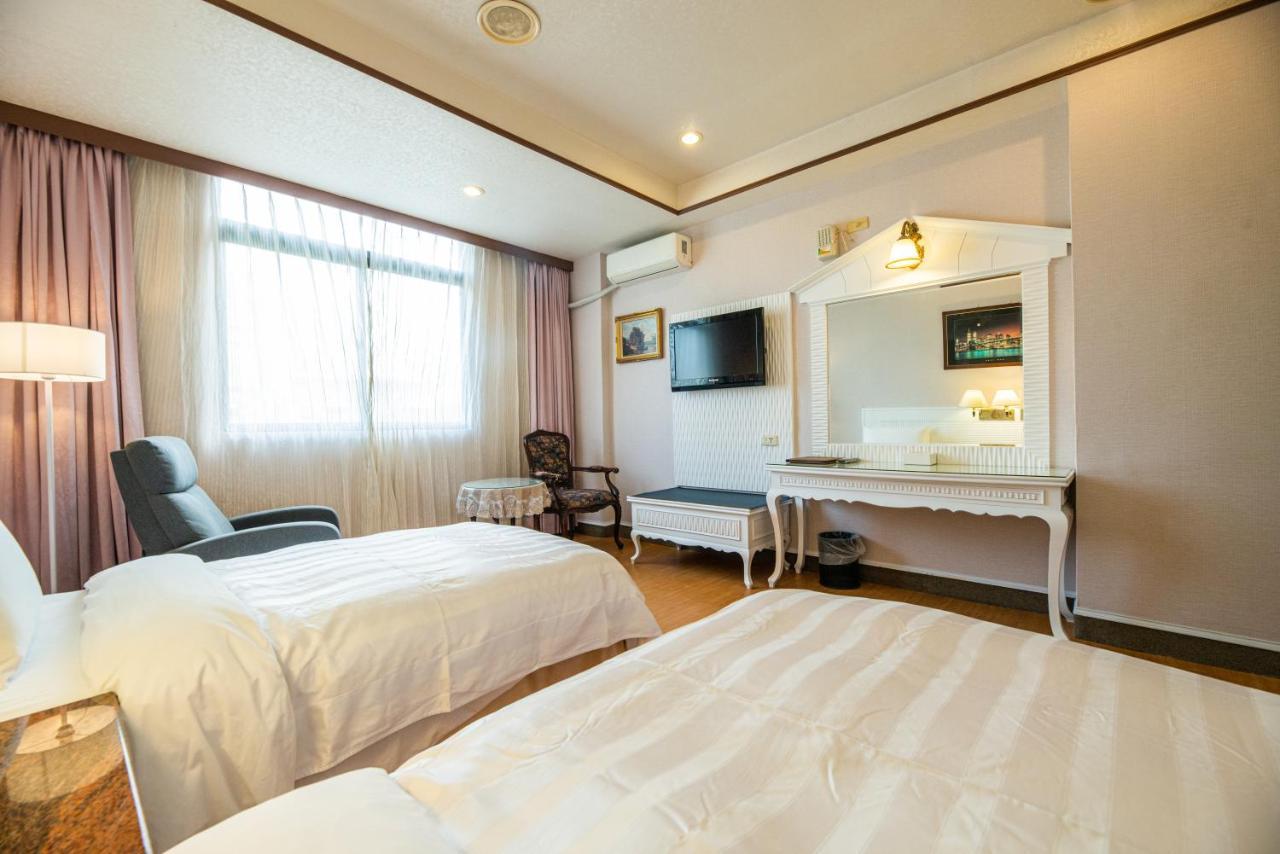 Wenpin Hotel - Pier 2 Каосюн Екстериор снимка