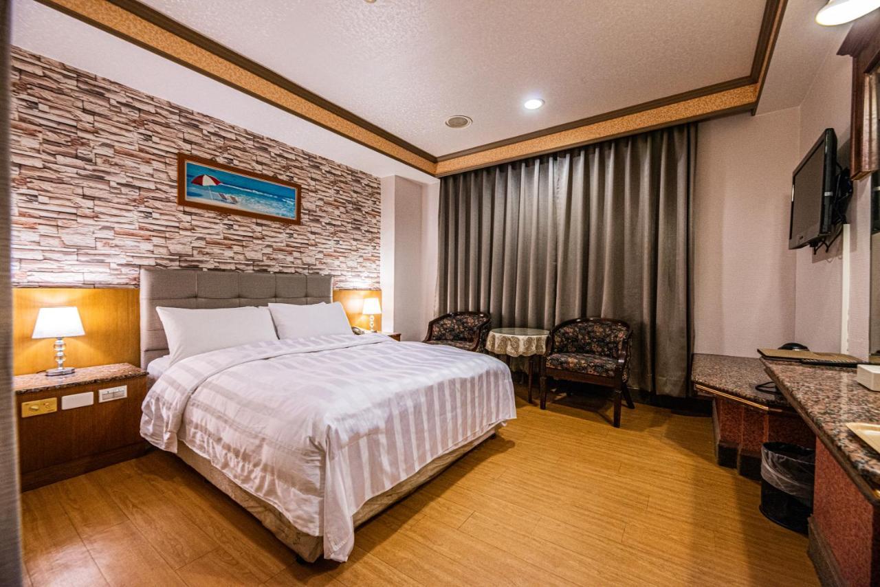Wenpin Hotel - Pier 2 Каосюн Екстериор снимка