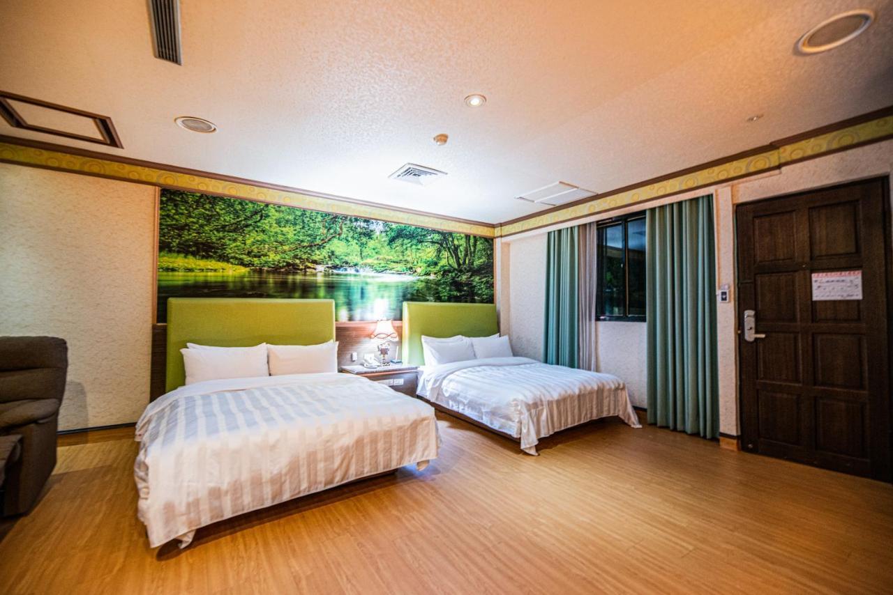 Wenpin Hotel - Pier 2 Каосюн Екстериор снимка