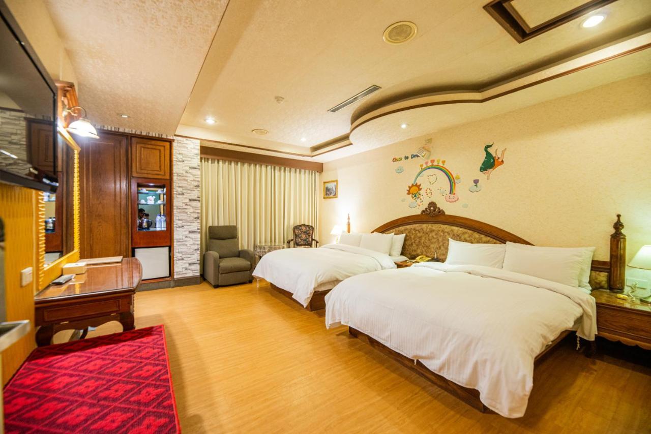 Wenpin Hotel - Pier 2 Каосюн Екстериор снимка