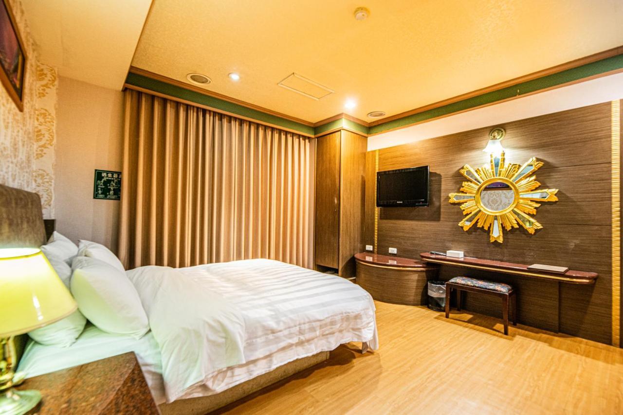Wenpin Hotel - Pier 2 Каосюн Екстериор снимка