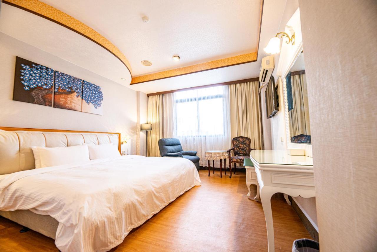 Wenpin Hotel - Pier 2 Каосюн Екстериор снимка