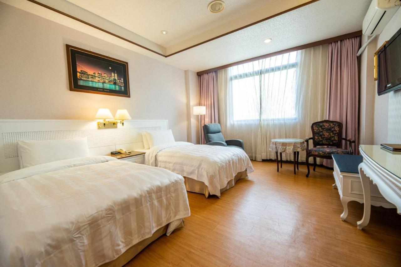 Wenpin Hotel - Pier 2 Каосюн Екстериор снимка