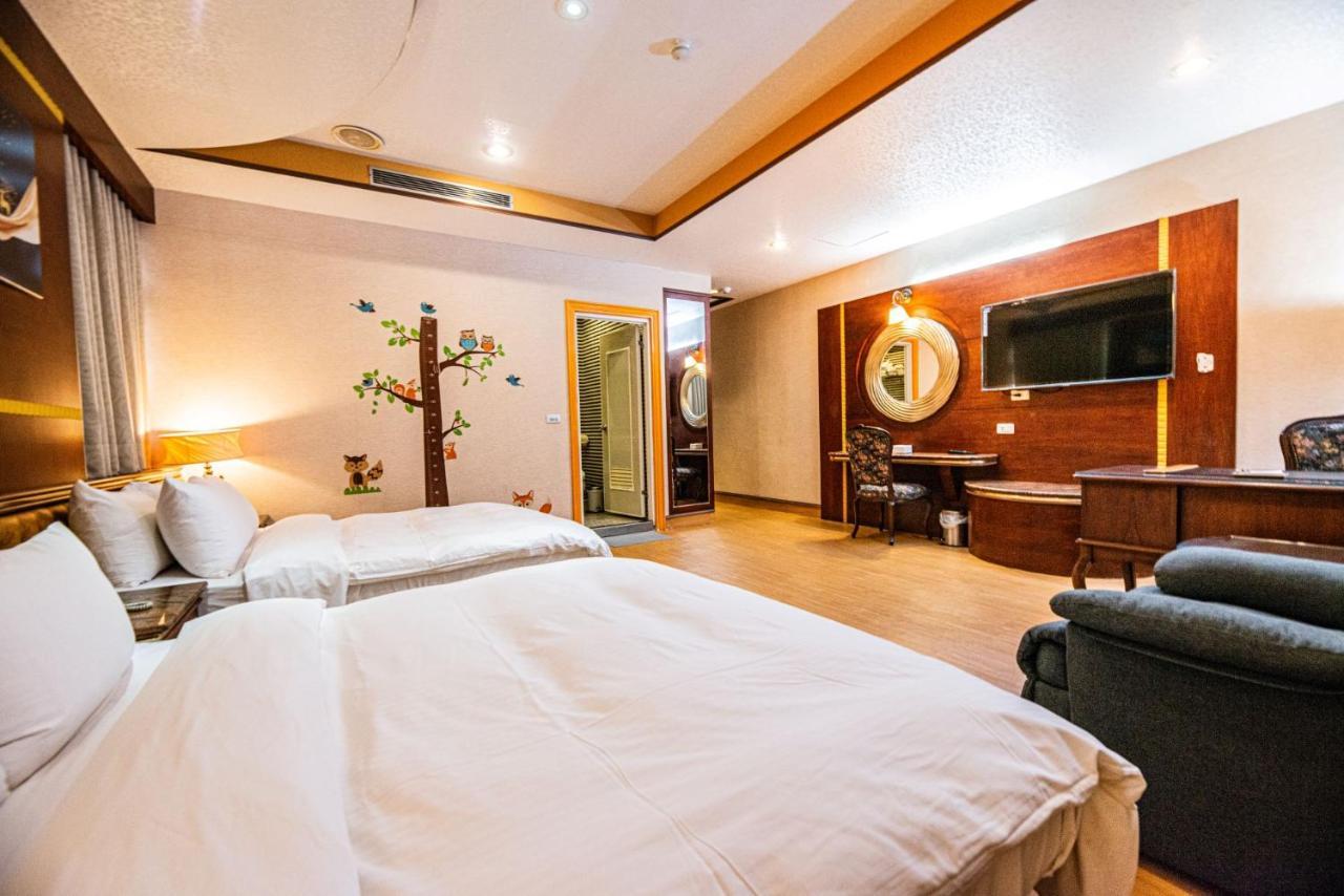 Wenpin Hotel - Pier 2 Каосюн Екстериор снимка