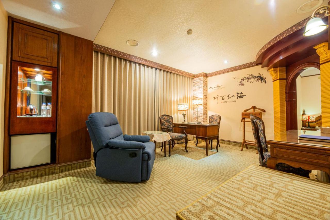 Wenpin Hotel - Pier 2 Каосюн Екстериор снимка