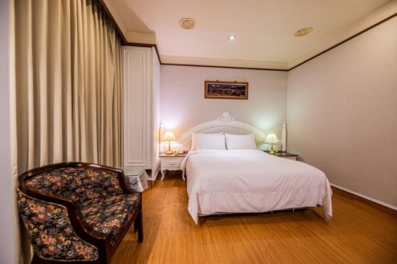 Wenpin Hotel - Pier 2 Каосюн Екстериор снимка