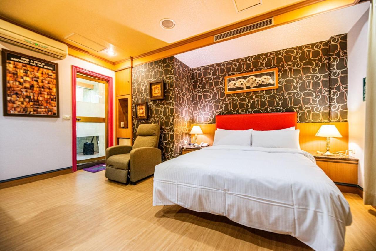 Wenpin Hotel - Pier 2 Каосюн Екстериор снимка