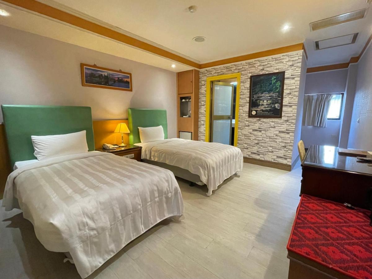 Wenpin Hotel - Pier 2 Каосюн Екстериор снимка