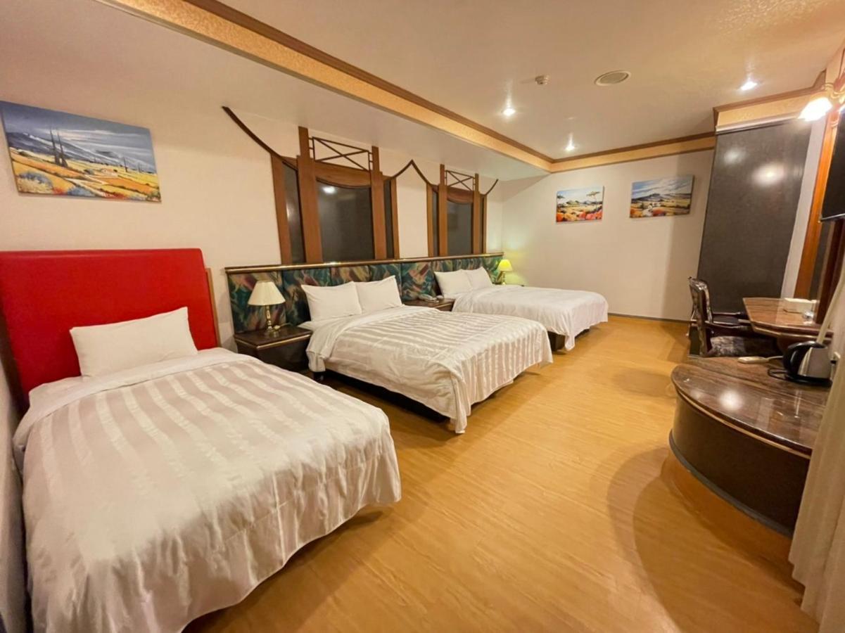 Wenpin Hotel - Pier 2 Каосюн Екстериор снимка