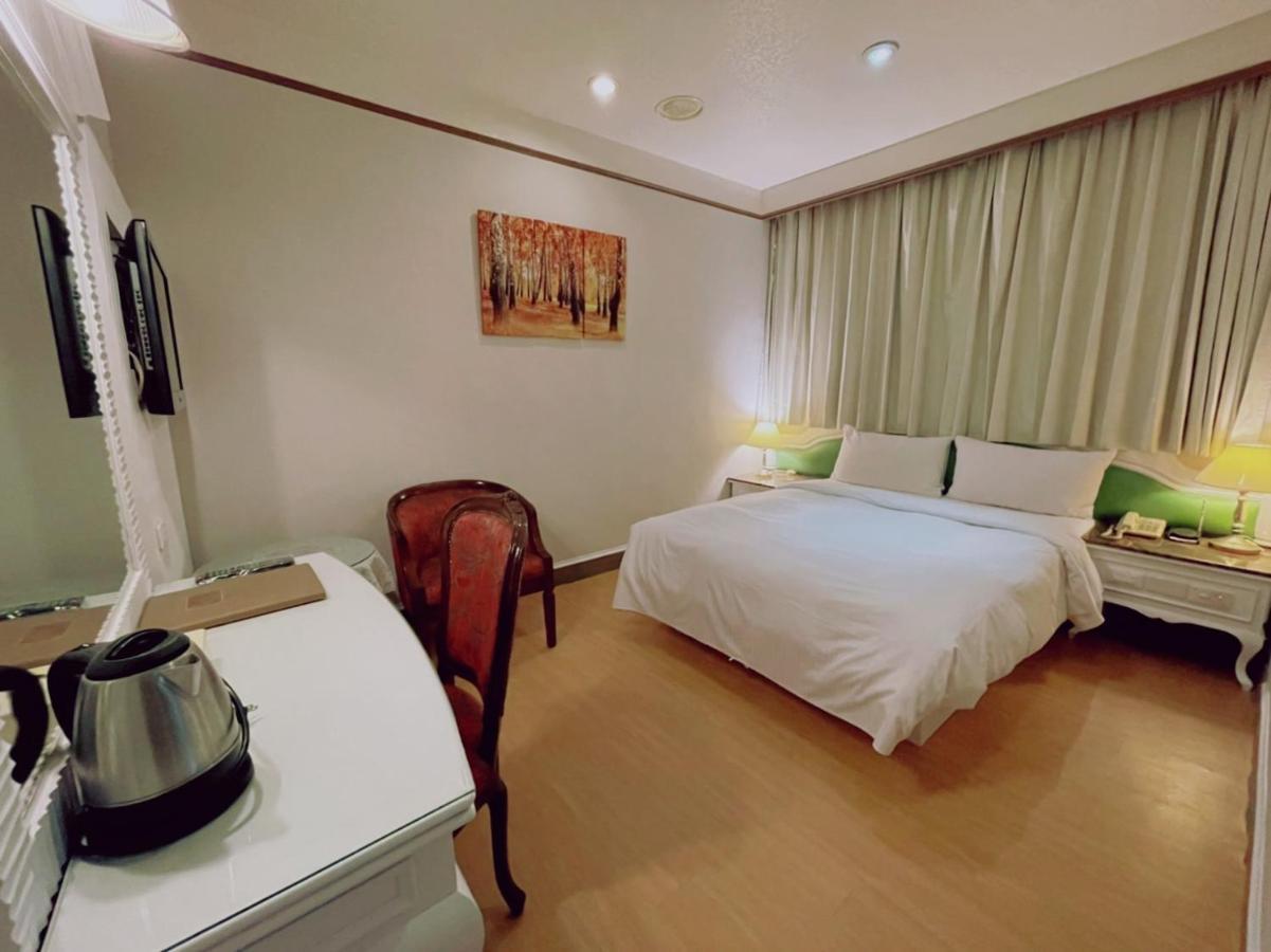 Wenpin Hotel - Pier 2 Каосюн Екстериор снимка
