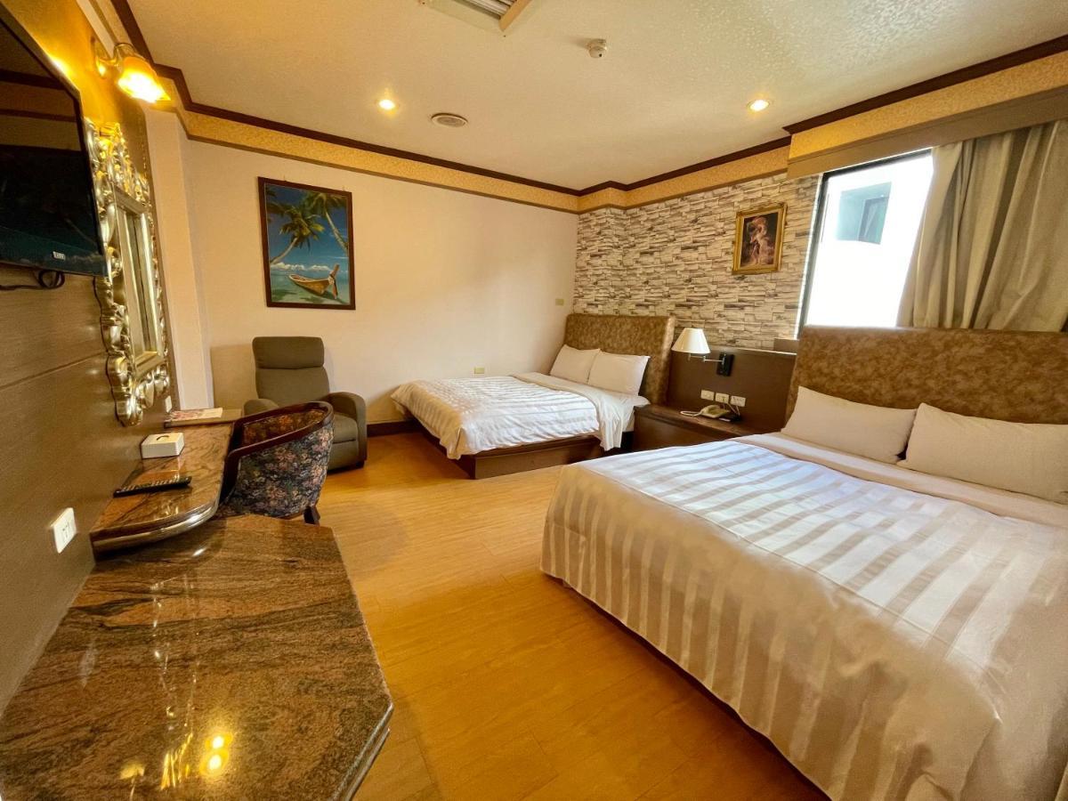 Wenpin Hotel - Pier 2 Каосюн Екстериор снимка
