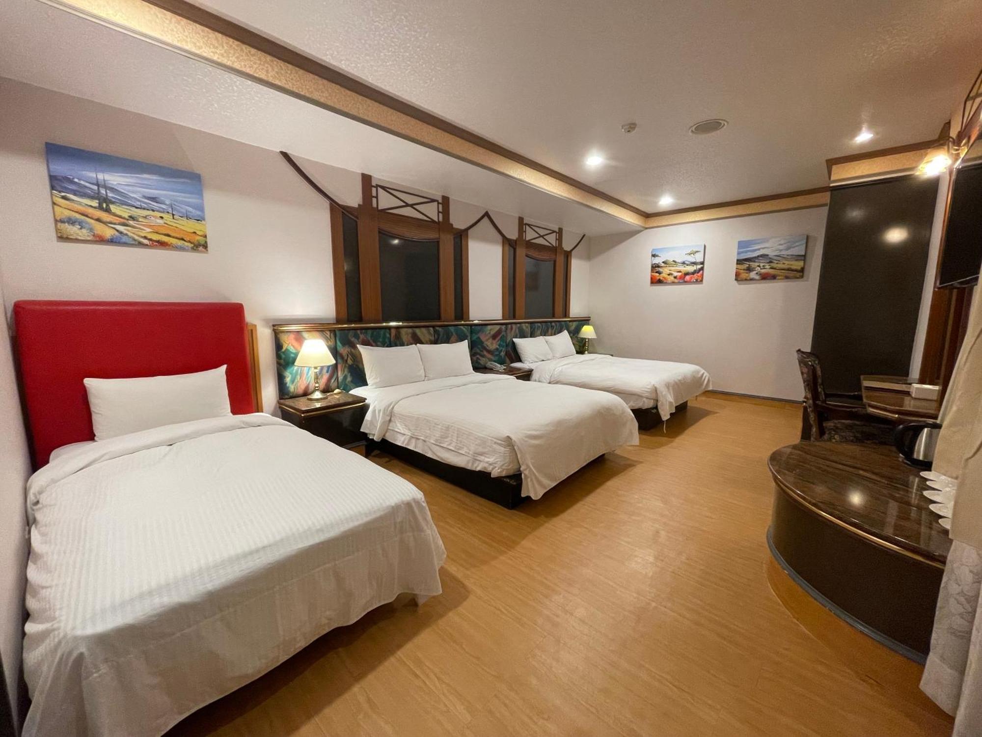 Wenpin Hotel - Pier 2 Каосюн Екстериор снимка