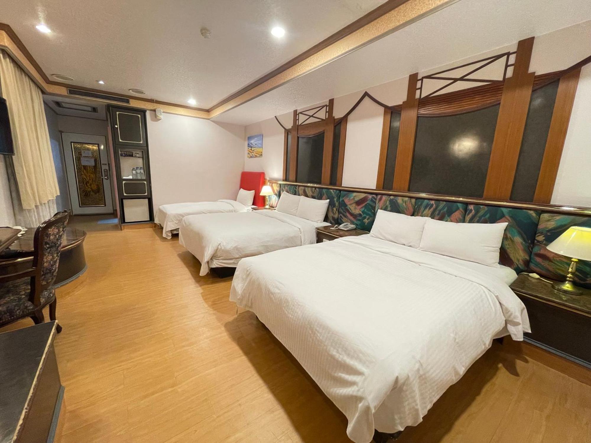 Wenpin Hotel - Pier 2 Каосюн Екстериор снимка